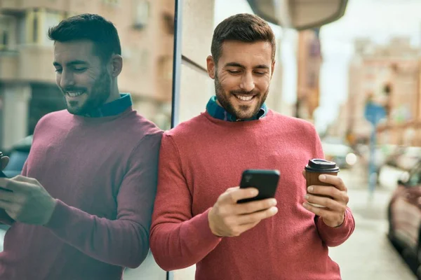 Jonge Spaanse Man Die Smartphone Gebruikt Koffie Drinkt Stad — Stockfoto