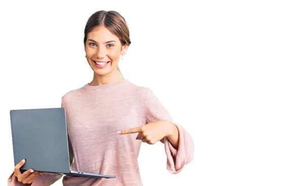 Güzel Beyaz Kadın Sarışın Bilgisayar Bilgisayarı Kullanıyor Gülümsüyor Elini Parmağını — Stok fotoğraf