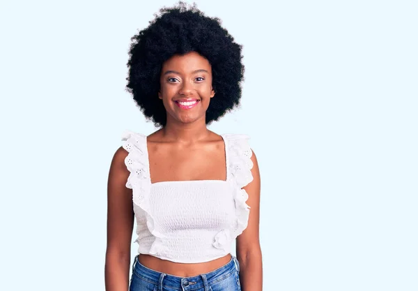 Jeune Femme Afro Américaine Portant Des Vêtements Décontractés Avec Sourire — Photo