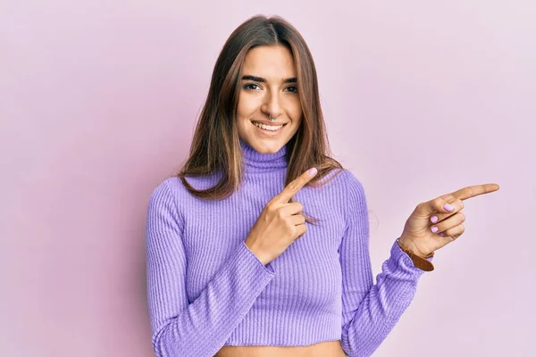 Jonge Spaanse Vrouw Casual Kleding Glimlachend Kijkend Naar Camera Wijzend — Stockfoto