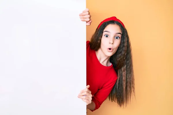 Menina Hispânica Bonito Segurando Banner Vazio Branco Assustado Espantado Com — Fotografia de Stock