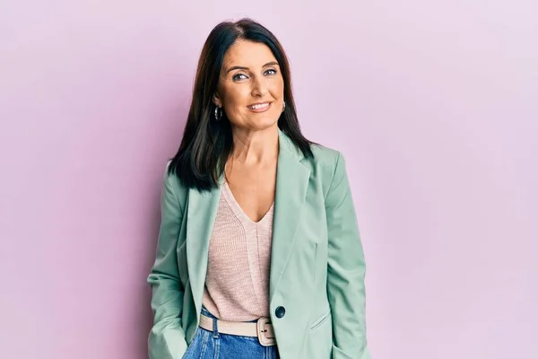 Middelbare Leeftijd Brunette Vrouw Dragen Casual Kleding Met Een Vrolijke — Stockfoto