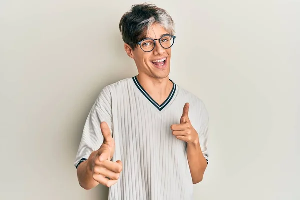 Jovem Hispânico Vestindo Roupas Casuais Óculos Apontando Dedos Para Câmera — Fotografia de Stock