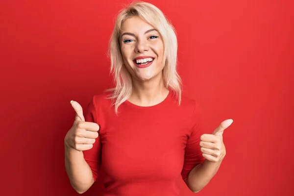 Giovane Ragazza Bionda Che Indossa Abiti Casual Segno Successo Facendo — Foto Stock