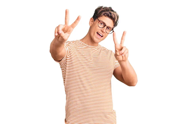 Homem Bonito Jovem Vestindo Roupas Casuais Óculos Sorrindo Olhando Para — Fotografia de Stock