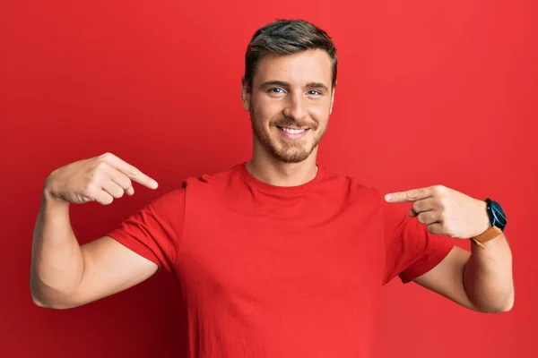 Hombre Caucásico Guapo Vistiendo Camiseta Roja Casual Mirando Confiado Con — Foto de Stock