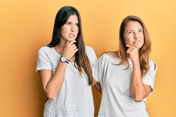 Familia Hispana Madre Hija Con Camiseta Blanca Casual Pensando Preocupada —  Fotos de Stock