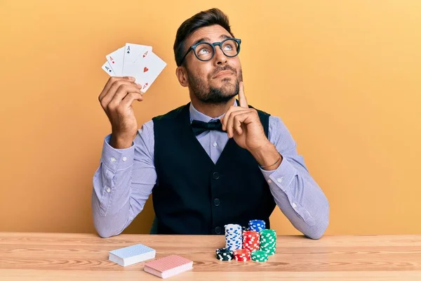 Bonito Croupier Hispânico Homem Sentado Mesa Com Fichas Poker Cartões — Fotografia de Stock