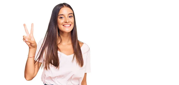 Молода Іспаномовна Жінка Повсякденній Білій Сорочці Посміхається Дивитися Камеру Показуючи — стокове фото