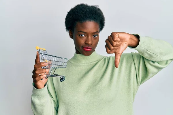 Молода Афроамериканська Дівчина Тримає Маленьку Кошик Супермаркеті Розгніваним Обличчям Негативний — стокове фото