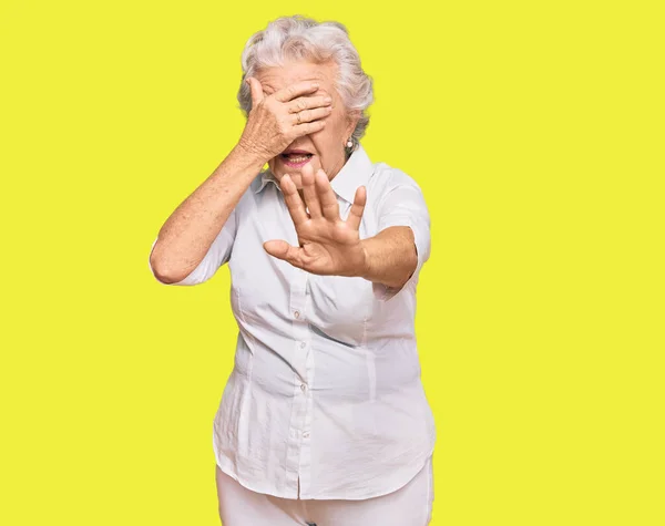 Starsza Siwowłosa Kobieta Luźnych Ciuchach Zasłaniająca Dłońmi Oczy Wykonująca Gesty — Zdjęcie stockowe