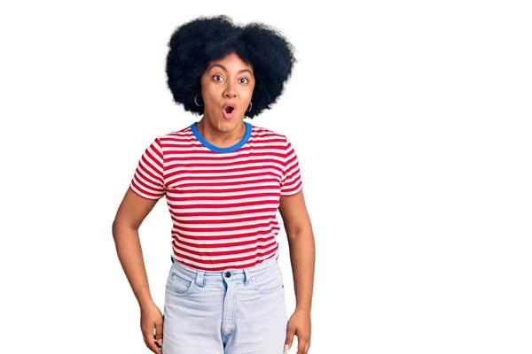 Genç Afro Amerikan Kızı Gündelik Kıyafetler Giyiyor Korkmuş Ağzı Açık — Stok fotoğraf