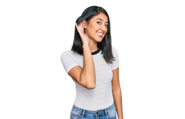 Güzel Asyalı Genç Bir Kadın Günlük Beyaz Tişört Giyip Pençe — Stok fotoğraf