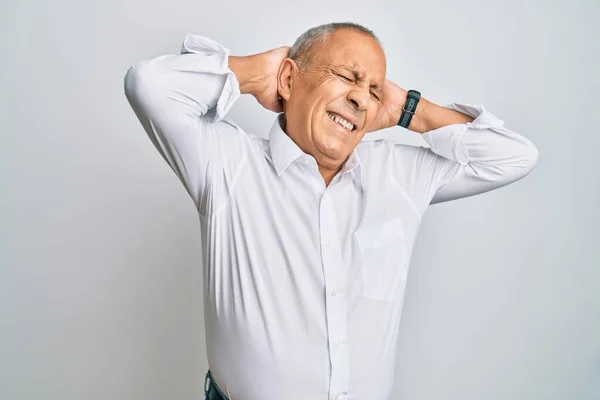 Schöner Älterer Mann Lässigem Weißem Hemd Entspannt Sich Und Dehnt — Stockfoto