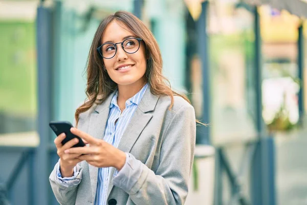 Ung Latinamerikansk Affärskvinna Ler Glad Med Smartphone Stan — Stockfoto