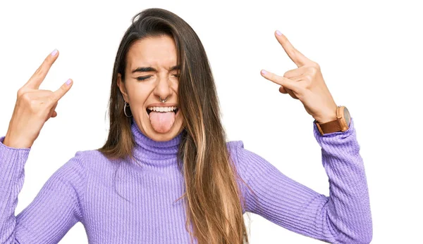 Mulher Hispânica Jovem Vestindo Roupas Casuais Gritando Com Expressão Louca — Fotografia de Stock