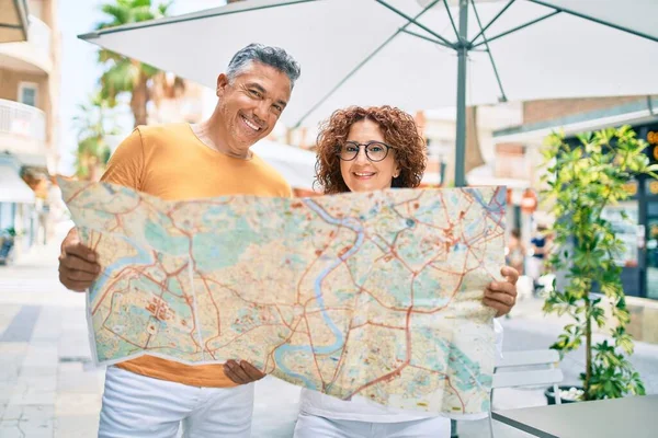 Pareja Mediana Edad Vacaciones Sonriendo Feliz Sosteniendo Mapa Calle Ciudad — Foto de Stock