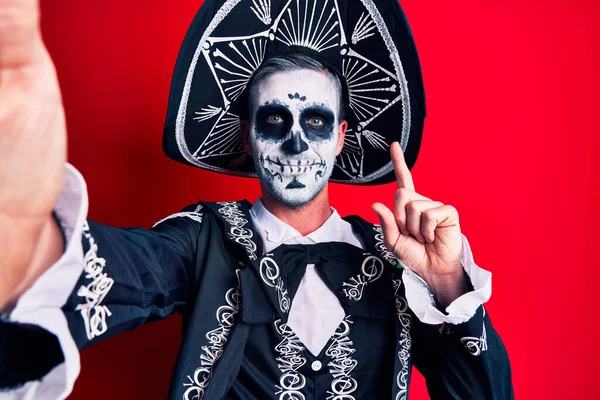 Νεαρός Άνδρας Φορώντας Μεξικάνικη Μέρα Της Νεκρής Στολής Κάνει Selfie — Φωτογραφία Αρχείου