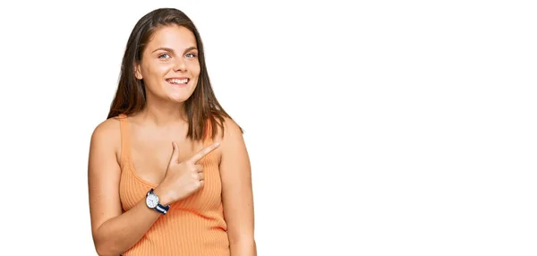 Mujer Joven Caucásica Vistiendo Ropa Casual Alegre Con Una Sonrisa — Foto de Stock