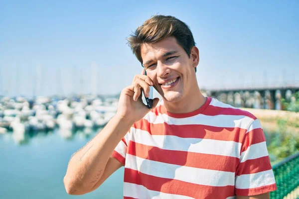 Jovem Caucasiano Sorrindo Feliz Falando Smartphone Rio — Fotografia de Stock