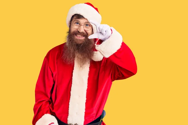 Uzun Sakallı Yakışıklı Kızıl Saçlı Noel Baba Kostümü Giyen Gülümseyen — Stok fotoğraf