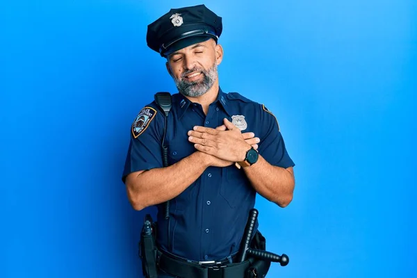 Orta Yaşlı Yakışıklı Polis Üniforması Giyen Elleri Göğsünde Gözleri Kapalı — Stok fotoğraf
