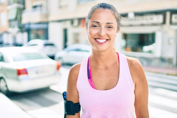 Şehirdeki Orta Yaşlı Sporcu Kadın Gülümseyerek Antrenman Yapıyor — Stok fotoğraf