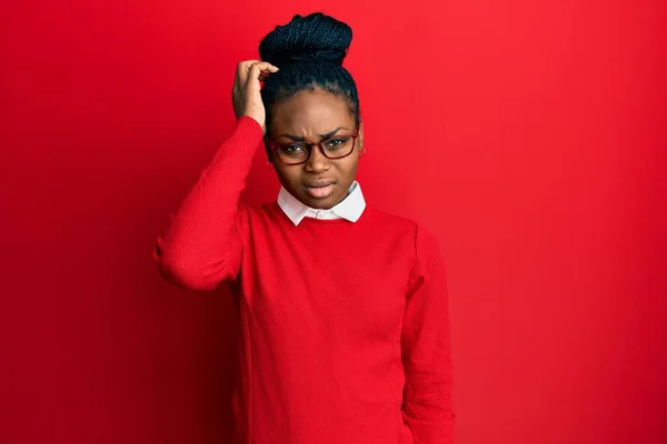 Jeune Femme Afro Américaine Portant Des Vêtements Décontractés Des Lunettes — Photo