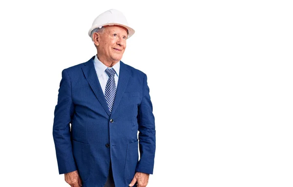 Uomo Anziano Con Capelli Grigi Vestito Cappello Architetto Che Sorride — Foto Stock