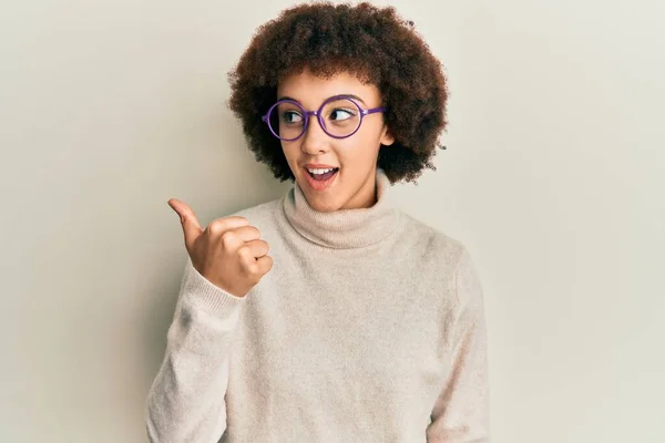 Mladý Hispánec Dívka Sobě Ležérní Oblečení Brýle Ukazující Palcem Nahoru — Stock fotografie