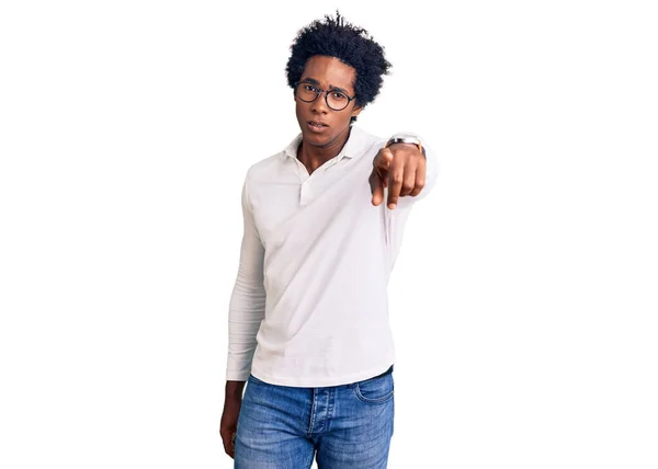 Hombre Afroamericano Guapo Con Pelo Afro Usando Ropa Casual Gafas — Foto de Stock