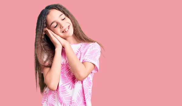 Menina Criança Hispânica Bonito Vestindo Roupas Casuais Dormindo Cansado Sonhando — Fotografia de Stock