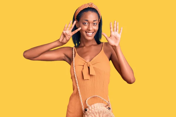 Mladá Africká Americká Žena Sobě Letní Oblečení Ukazuje Ukazuje Prsty — Stock fotografie