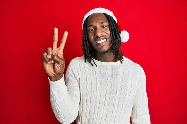 Homem Afro Americano Com Tranças Usando Chapéu Natal Sorrindo Olhando — Fotografia de Stock