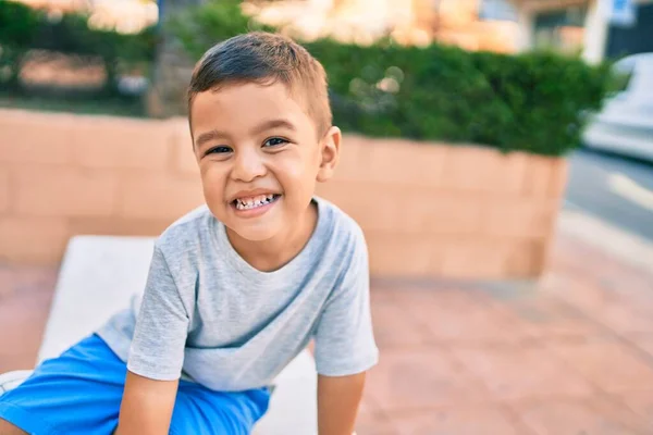 Förtjusande Hispanic Pojke Ler Glad Sitter Bänken Parken — Stockfoto