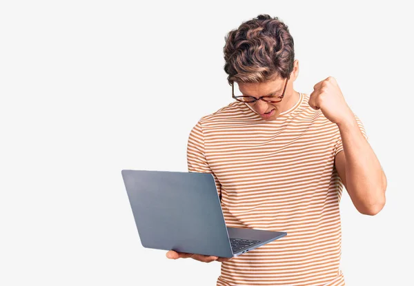 Ung Stilig Man Bär Glasögon Som Håller Laptop Irriterad Och — Stockfoto