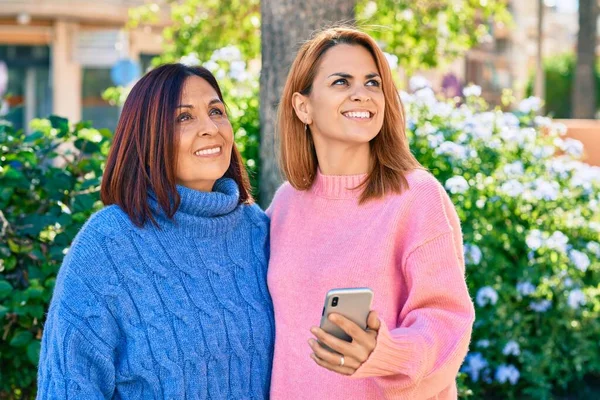 Mãe Filha Hispânica Sorrindo Feliz Usando Smartphone Parque — Fotografia de Stock