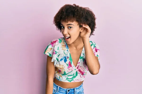 Menina Hispânica Jovem Vestindo Estilo Verão Sorrindo Com Mão Sobre — Fotografia de Stock