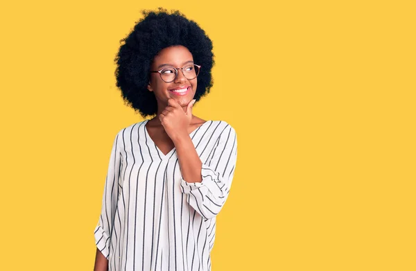 Jovem Afro Americana Vestindo Roupas Casuais Óculos Com Mão Queixo — Fotografia de Stock