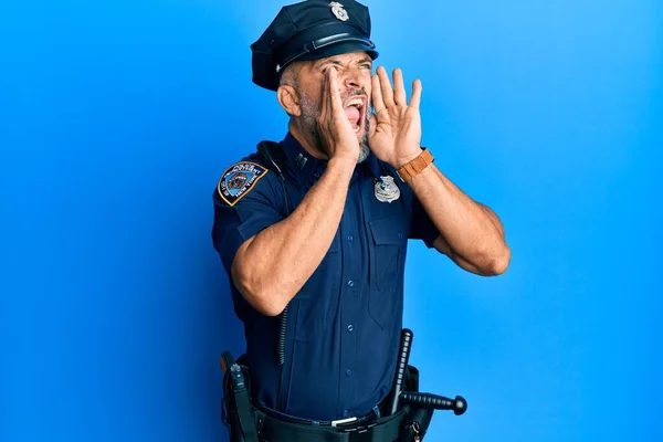 Středního Věku Pohledný Muž Policejní Uniformě Křičí Naštvaný Nahlas Rukama — Stock fotografie