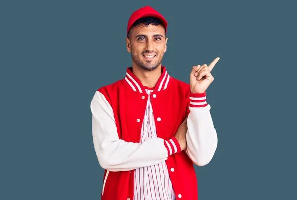 Joven Hispano Vestido Con Uniforme Béisbol Con Una Gran Sonrisa —  Fotos de Stock