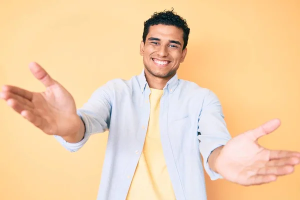 Ung Stilig Hispanic Man Står Över Gul Bakgrund Tittar Kameran — Stockfoto