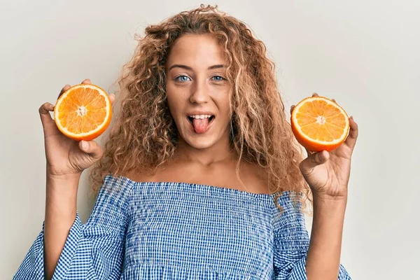 Krásný Kavkazský Teenager Dívka Drží Čerstvý Pomeranč Vyčnívat Jazyk Šťastný — Stock fotografie