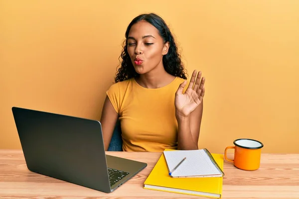 Joven Afroamericana Chica Haciendo Videollamada Saludando Computadora Portátil Mirando Cámara —  Fotos de Stock