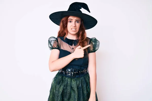 Jovem Mulher Bonita Vestindo Bruxa Halloween Traje Apontando Para Lado — Fotografia de Stock