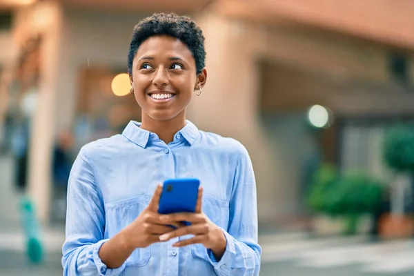 Νεαρή Αφρικάνα Αμερικανίδα Χαμογελαστή Χαρούμενη Χρησιμοποιώντας Smartphone Στην Πόλη — Φωτογραφία Αρχείου