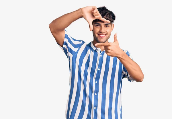 幸せな顔で手や指でフレームを作る笑顔カジュアルな服を着て若いヒスパニック系の男 創造性と写真の概念 — ストック写真