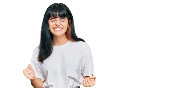 Молодая Латиноамериканка Повседневной Одежде Счастлива Взволнована Делая Жест Победителя Поднятыми — стоковое фото