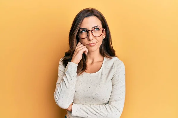 Young Brunette Woman Wearing Casual Clothes Glasses Thinking Concentrated Doubt — Stock Photo, Image