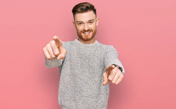 Jonge Roodharige Man Draagt Casual Wintertrui Wijzend Naar Jou Camera — Stockfoto